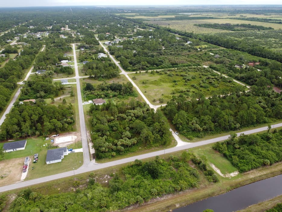 Land in 464 Mallory Ave S, Lehigh Acres, FL 33974